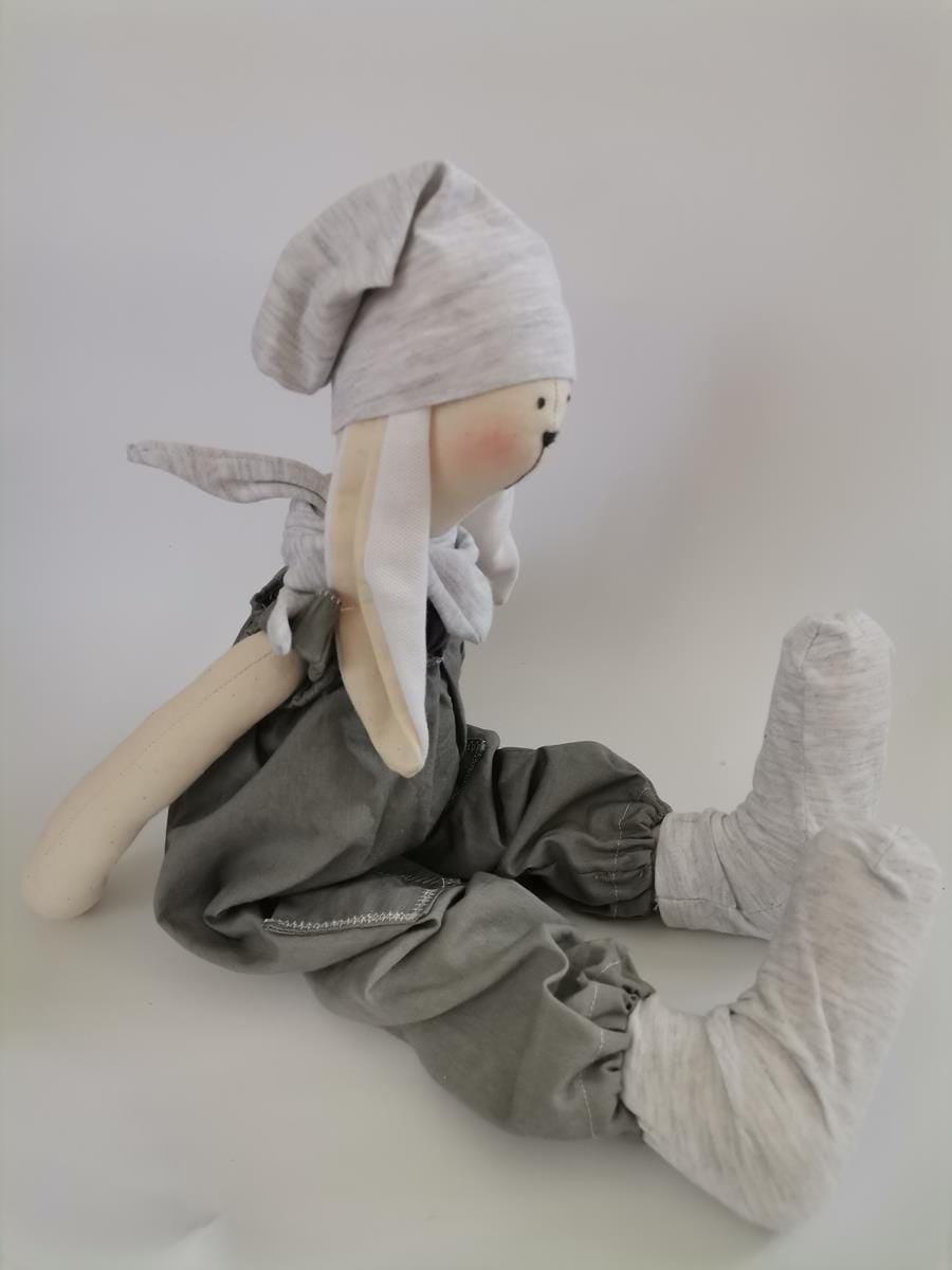 Inom Zajączek w bufiastych spodenkach - obrazek 2