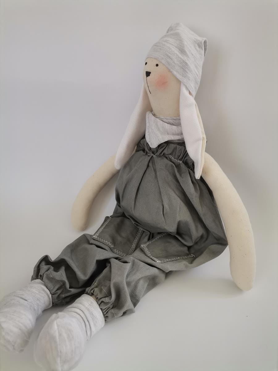 Inom Zajączek w bufiastych spodenkach - obrazek 3