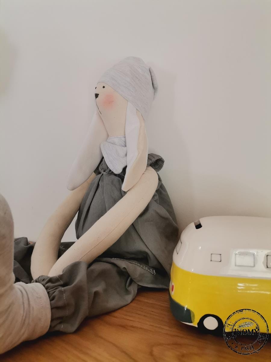 Inom Zajączek w bufiastych spodenkach